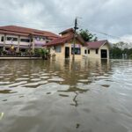 ฝนกระหน่ำหนัก อ.โชคชัย มวลน้ำไหลท่วม โรงเรียน-บ้านเรือน-ถนนสัญจร เอ่อนองขังเต็มพื้นที่