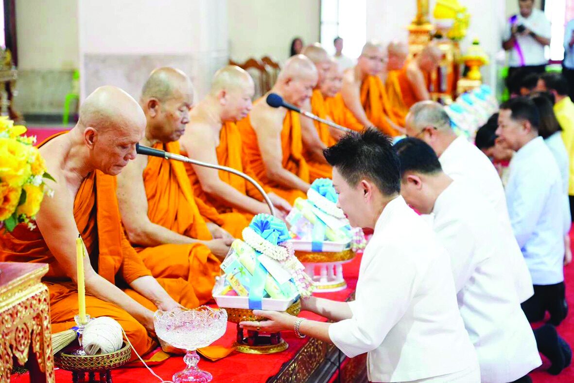 ข่าวสดพระเครื่อง - พิธีตักบาตรเทโวโรหณะ วัดมหาธาตุยุวราชรังสฤษฎิ์