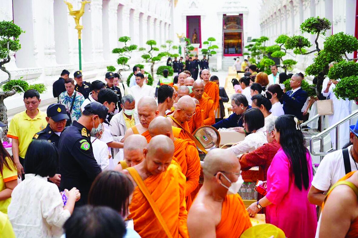 ข่าวสดพระเครื่อง - พิธีตักบาตรเทโวโรหณะ วัดมหาธาตุยุวราชรังสฤษฎิ์
