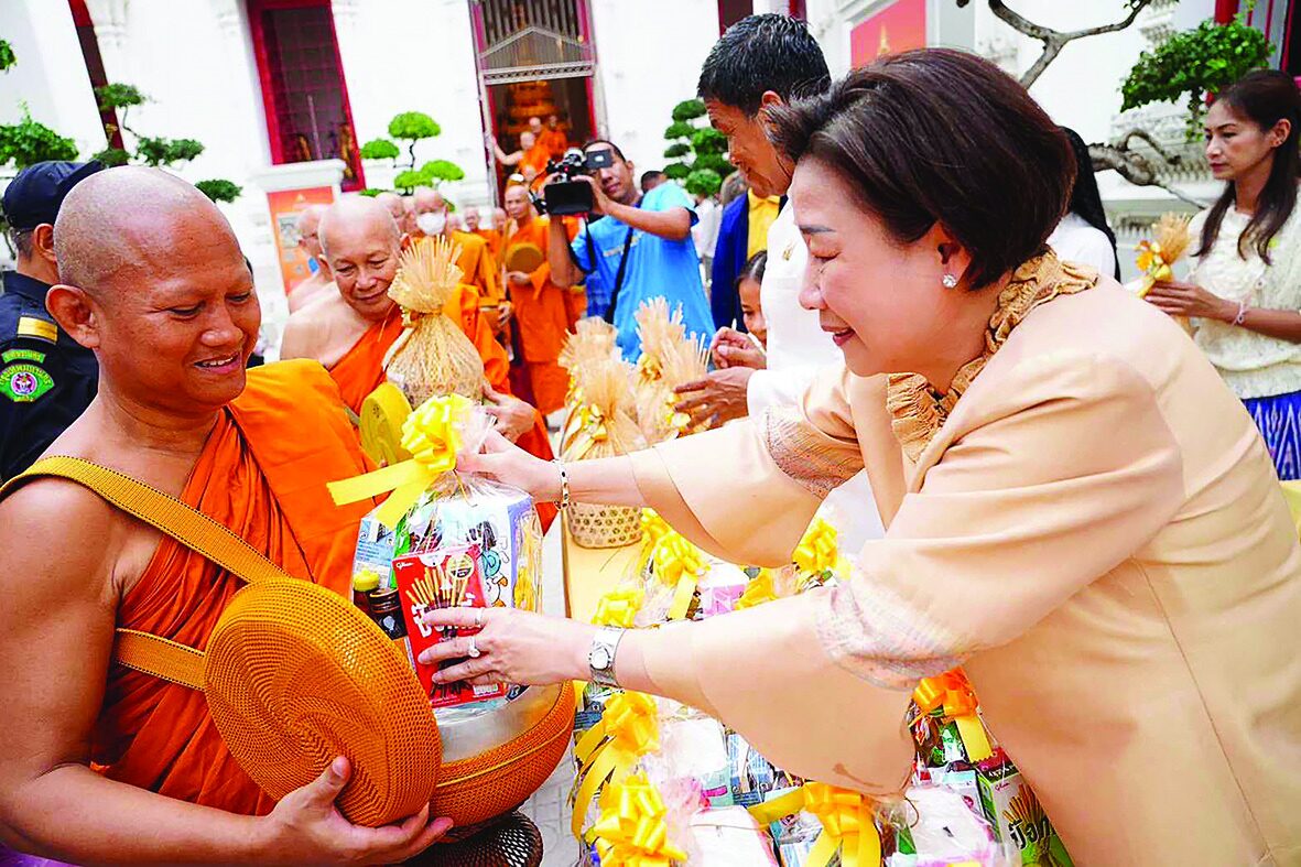 ข่าวสดพระเครื่อง - พิธีตักบาตรเทโวโรหณะ วัดมหาธาตุยุวราชรังสฤษฎิ์