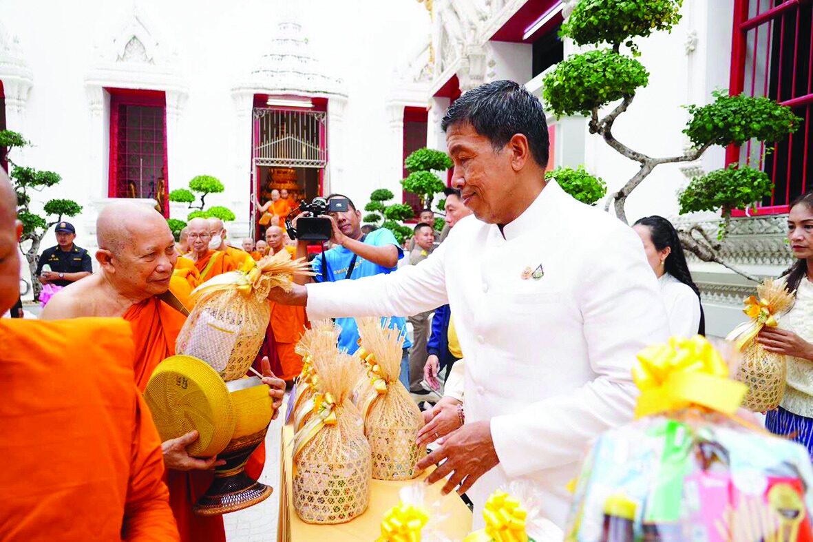ข่าวสดพระเครื่อง - พิธีตักบาตรเทโวโรหณะ วัดมหาธาตุยุวราชรังสฤษฎิ์