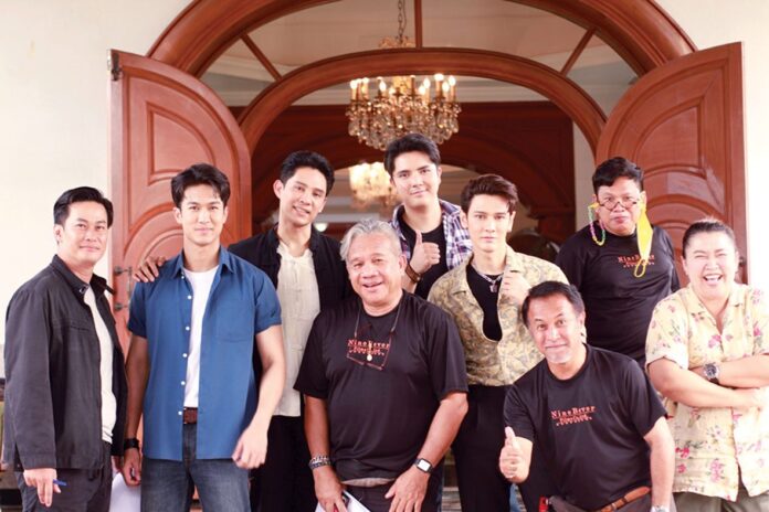 เบื้องหลังมายา
