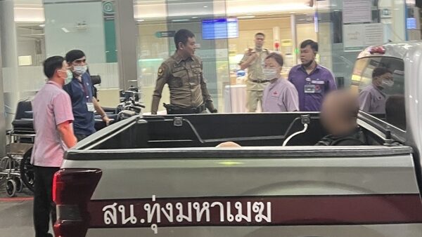 ชายคลั่ง ในห้องฉุกเฉิน โรงพยาบาลดังกลางกรุง คว้ามีดหมอวิ่งหนี ทำร้ายตัวเองสาหัส เจ้าหน้าที่ตำรวจเร่งระดมกำลังเข้าระงับเหตุวุ่น