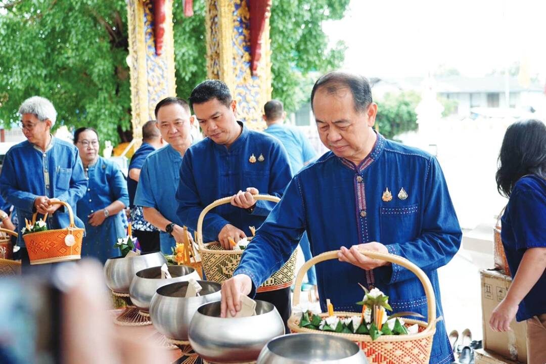 สกู๊ปพระเคื่อง - ชวนสวมม่อฮ่อม-หิ้วตะกร้า ตักบาตรวัดพระบาทมิ่งเมือง