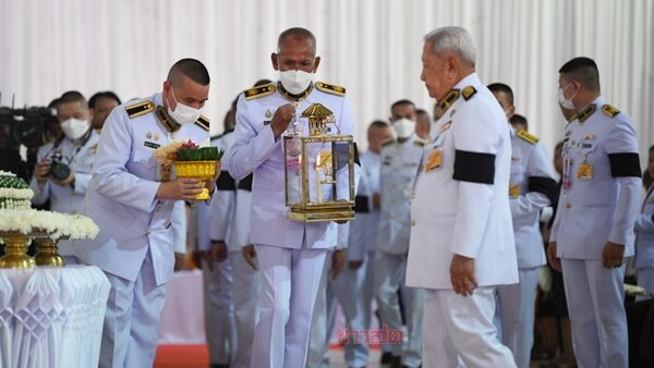 โปรดเกล้าฯ พล.อ.สุรยุทธ์ เป็นประธาน พระราชทานเพลิงศพ 23 ครู-นักเรียน จากเหตุไฟไหม้รถบัสทัศนศึกษา ประชาชนแห่ร่วมวางดอกไม้จันทน์อาลัย