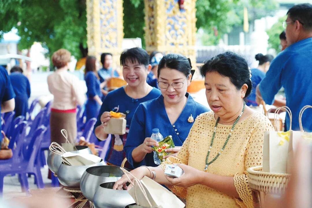 สกู๊ปพระเคื่อง - ชวนสวมม่อฮ่อม-หิ้วตะกร้า ตักบาตรวัดพระบาทมิ่งเมือง