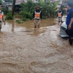 ฝนถล่มหนัก น้ำป่าหลากรุนแรง จมหมู่บ้านชายแดน พบพระ-แม่สอด เร่งอพยพหนีน้ำกลางดึก