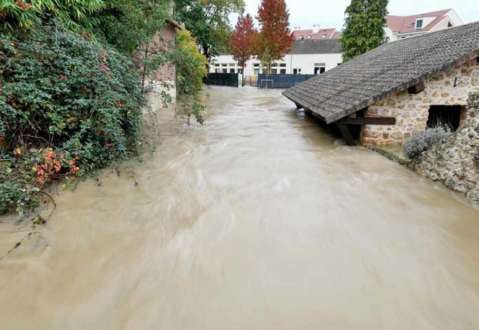 ฝรั่งเศสเตือนภัยระดับสูง “ฝนกระหน่ำ-น้ำท่วม” หลายแห่งเกือบมิดหลังคา