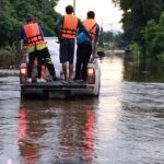 ลุยน้ำแจกอาหาร-ยา ผู้ประสบภัย อ.สารภี น้ำท่วม 6 วัน สูงระดับเอว-คอ เริ่มเน่าเสีย