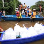 ลุยน้ำแจกอาหาร-ยา ผู้ประสบภัย อ.สารภี น้ำท่วม 6 วัน สูงระดับเอว-คอ เริ่มเน่าเสีย