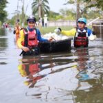 ลุยน้ำแจกอาหาร-ยา ผู้ประสบภัย อ.สารภี น้ำท่วม 6 วัน สูงระดับเอว-คอ เริ่มเน่าเสีย