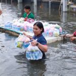 ลุยน้ำแจกอาหาร-ยา ผู้ประสบภัย อ.สารภี น้ำท่วม 6 วัน สูงระดับเอว-คอ เริ่มเน่าเสีย