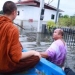 ลุยน้ำแจกอาหาร-ยา ผู้ประสบภัย อ.สารภี น้ำท่วม 6 วัน สูงระดับเอว-คอ เริ่มเน่าเสีย