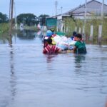 ลุยน้ำแจกอาหาร-ยา ผู้ประสบภัย อ.สารภี น้ำท่วม 6 วัน สูงระดับเอว-คอ เริ่มเน่าเสีย
