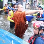 ลุยน้ำแจกอาหาร-ยา ผู้ประสบภัย อ.สารภี น้ำท่วม 6 วัน สูงระดับเอว-คอ เริ่มเน่าเสีย