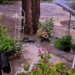 ฝนตกหนัก น้ำเอ่อล้นอ่างเก็บน้ำ ทะลักหลากท่วมหลายตำบล สูงระดับเอว ชาวบ้านเดือดร้อนหนัก