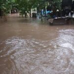 ฝนตกหนัก น้ำเอ่อล้นอ่างเก็บน้ำ ทะลักหลากท่วมหลายตำบล สูงระดับเอว ชาวบ้านเดือดร้อนหนัก