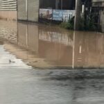 ฝนตกหนัก น้ำเอ่อล้นอ่างเก็บน้ำ ทะลักหลากท่วมหลายตำบล สูงระดับเอว ชาวบ้านเดือดร้อนหนัก
