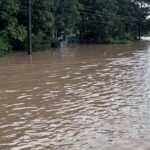 ฝนตกหนัก น้ำเอ่อล้นอ่างเก็บน้ำ ทะลักหลากท่วมหลายตำบล สูงระดับเอว ชาวบ้านเดือดร้อนหนัก