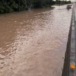 ฝนตกหนัก น้ำเอ่อล้นอ่างเก็บน้ำ ทะลักหลากท่วมหลายตำบล สูงระดับเอว ชาวบ้านเดือดร้อนหนัก