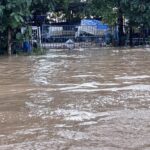 ฝนตกหนัก น้ำเอ่อล้นอ่างเก็บน้ำ ทะลักหลากท่วมหลายตำบล สูงระดับเอว ชาวบ้านเดือดร้อนหนัก