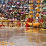 หนึ่งเดียวในโลก ชาวบ้านนับหมื่นแห่ชมพิธี อุ้มพระดำน้ำ ประเพณีโบราณสืบทอดนาน 500 ปี