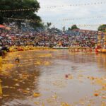 หนึ่งเดียวในโลก ชาวบ้านนับหมื่นแห่ชมพิธี อุ้มพระดำน้ำ ประเพณีโบราณสืบทอดนาน 500 ปี