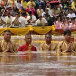 หนึ่งเดียวในโลก ชาวบ้านนับหมื่นแห่ชมพิธี อุ้มพระดำน้ำ ประเพณีโบราณสืบทอดนาน 500 ปี