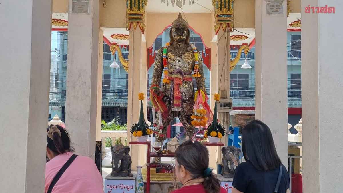 .ฮือฮา เขย่าเซียมซีขอโชค ศาลท่านพ่อพระยาพิชัยดาบหัก ได้เลขตรงเป๊ะ.