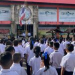 ลดธงครึ่งเสา คณะครู-นักเรียน ท.ร.ท.2 ยืนไว้อาลัย ร่วมแสดงความเสียใจ เหตุไฟไหม้รถบัสทัศนศึกษา