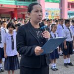 ลดธงครึ่งเสา คณะครู-นักเรียน ท.ร.ท.2 ยืนไว้อาลัย ร่วมแสดงความเสียใจ เหตุไฟไหม้รถบัสทัศนศึกษา