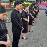 ลดธงครึ่งเสา คณะครู-นักเรียน ท.ร.ท.2 ยืนไว้อาลัย ร่วมแสดงความเสียใจ เหตุไฟไหม้รถบัสทัศนศึกษา
