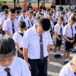 ลดธงครึ่งเสา คณะครู-นักเรียน ท.ร.ท.2 ยืนไว้อาลัย ร่วมแสดงความเสียใจ เหตุไฟไหม้รถบัสทัศนศึกษา