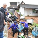 ‘ผบ.นพค.15’ ส่งกำลังพล ยุทธปกรณ์ เร่งช่วยประชาชน ประสบภัยน้ำท่วมฉับพลัน
