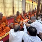 บุญกฐิน! คึกคักคนนับพัน แห่ทำบุญทอดกระฐิน แน่น ‘วัดไผ่เหลือ’ (หลวงพ่อสิงห์) รถติดนับกม.