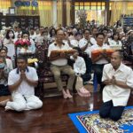 บุญกฐิน! คึกคักคนนับพัน แห่ทำบุญทอดกระฐิน แน่น ‘วัดไผ่เหลือ’ (หลวงพ่อสิงห์) รถติดนับกม.