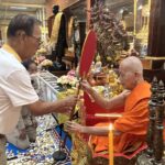 บุญกฐิน! คึกคักคนนับพัน แห่ทำบุญทอดกระฐิน แน่น ‘วัดไผ่เหลือ’ (หลวงพ่อสิงห์) รถติดนับกม.