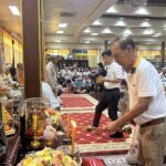 บุญกฐิน! คึกคักคนนับพัน แห่ทำบุญทอดกระฐิน แน่น ‘วัดไผ่เหลือ’ (หลวงพ่อสิงห์) รถติดนับกม.