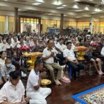 บุญกฐิน! คึกคักคนนับพัน แห่ทำบุญทอดกระฐิน แน่น ‘วัดไผ่เหลือ’ (หลวงพ่อสิงห์) รถติดนับกม.