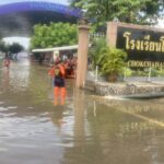 ฝนกระหน่ำหนัก อ.โชคชัย มวลน้ำไหลท่วม โรงเรียน-บ้านเรือน-ถนนสัญจร เอ่อนองขังเต็มพื้นที่