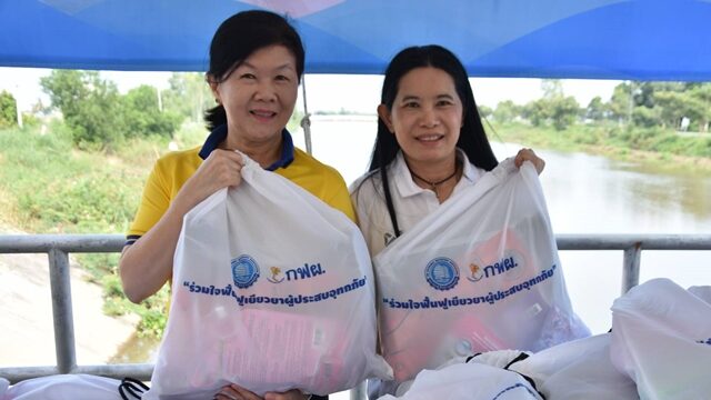 สมาคมผู้สื่อข่าวเศรษฐกิจ ร่วมกับ กฟผ. นำอุปกรณ์ทำความสะอาด ของใช้จำเป็น มามอบให้ประชาชนที่ ต.รางจรเข้ อ.เสนา จ.พระนครศรีอยุธยา ประสบภัยน้ำท่วม