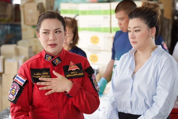 แม่บุ๋ม ปนัดดา แต่งหน้าฉ่ำ! อุ้มท้องใกล้คลอดลุยช่วยน้ำท่วม