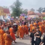 ยิ่งใหญ่ ตักบาตรเทโวอุทัยธานี พระภิกษุสงฆ์ 500 รูป รับรับบิณฑบาต พุทธศาสนิกชน