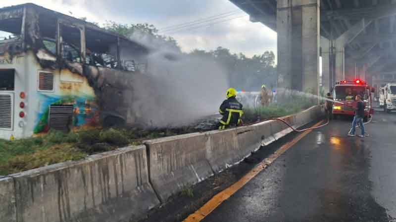 หนุ่มเล่านาที ไฟไหม้รถบัส ขับตีคู่กันมา เห็นควันพวยพุ่ง ก่อนไฟโหมอย่างแรง ทุกคนพยายามเข้าช่วย