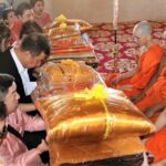 “เอ็ม ธนากร” ทายาทพันล้าน ขี่ช้างแห่นาคอย่างยิ่งใหญ่ โปรยทานหลายแสนบาท 