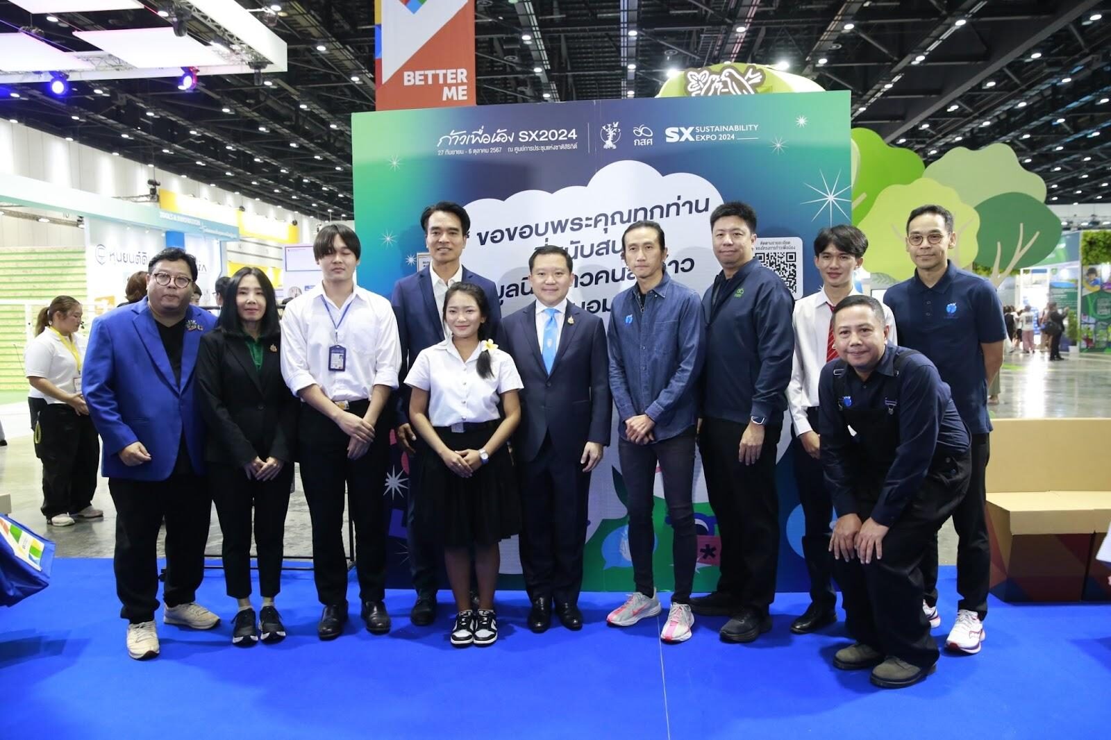 นายฐาปน สิริวัฒนภักดี และผู้บริหารไทยเบฟ ร่วมถ่ายรูปกับทีมงานมูลนิธิก้าวคนละก้าว และ กสศ.