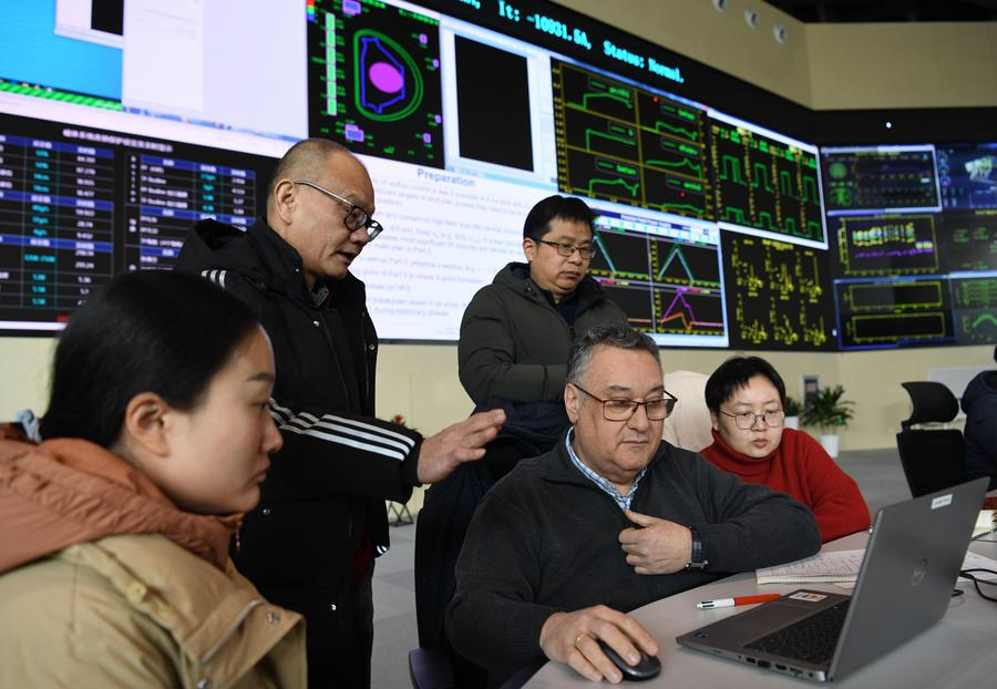 นักวิทยาศาสตร์จีนประชุมหารือแผนการทดลองกับนักวิจัย ITER (คนที่สองด้านขวา) ในเมืองเหอเฝย มณฑลอันฮุย ทางตะวันออกของจีน เมื่อวันที่ 24 มกราคม 2567 (ซินหัว) นักวิทยาศาสตร์จีนประชุมหารือแผนการทดลองกับนักวิจัย ITER (คนที่สองด้านขวา) ในเมืองเหอเฝย มณฑลอันฮุย ทางตะวันออกของจีน เมื่อวันที่ 24 มกราคม 2567 (ซินหัว)