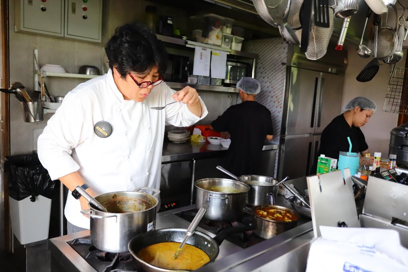 เชฟแนน-ปิยวรรณ สารสมบูรณ์ เชฟใหญ่และหนึ่งในหุ้นส่วน ร้าน ร.ศ. ๑๒๗ “ในข้าวมีคำ” เชฟแนน-ปิยวรรณ สารสมบูรณ์ เชฟใหญ่และหนึ่งในหุ้นส่วน ร้าน ร.ศ. ๑๒๗ “ในข้าวมีคำ”