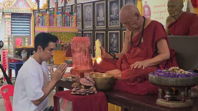 ฮือฮา พระเอกหนังดัง จุดธูปขอเลขเด็ด พระตรีมูรติใหญ่ที่สุดในประเทศ ลงยันต์หลังมือ หลวงพ่อแป๊ะ