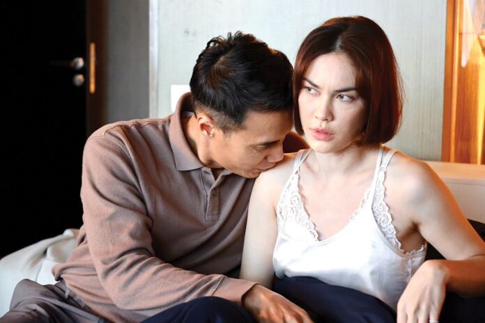 เบื้องหลังมายา